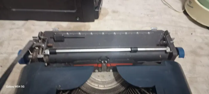 Máquina de escrever antiga, nao sei se esta funcionado 