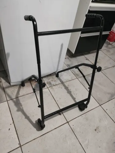 Andador para auxílio na locomoção