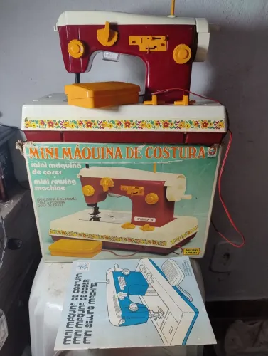 Antiga máquina de costura brinquedo estrela 