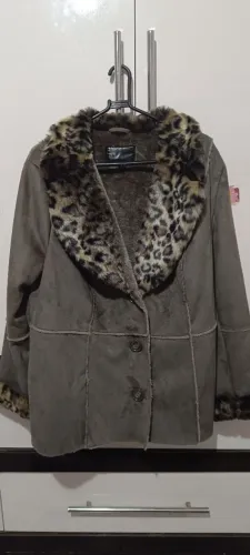 Casaco de Pelúcia com Detalhes em Animal Print