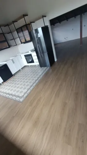 Piso Laminado, Piso Vinílico e Rodapé.