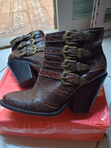 Bota 35 Luiza Barcelos de couro marrom