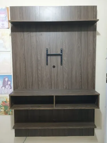 Painel para TV com prateleiras em MDF