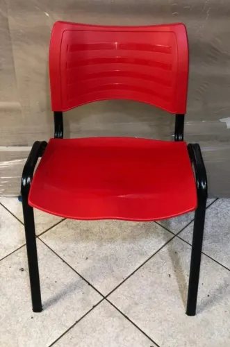 Cadeira de plástico vermelha