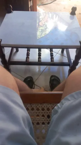 Mesinha de centro de madeira maciça com tampo em mármore branca.