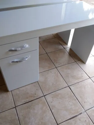 Escrivaninha 1 porta e 1 gaveta nova