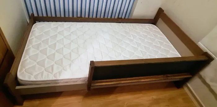 CAMA JÚNIOR 78 CM GARATUJA COM COLCHÃO NUNCA USADA