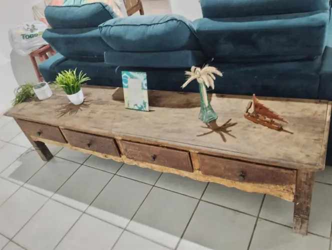 ENTREGO, lindo aparador de sofá de luxo madeira maciça rústica trabalhada semi novo 