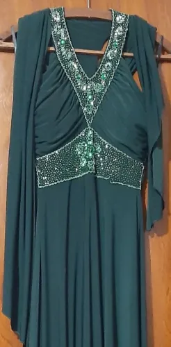 Vestido de Festa Verde com Detalhes em Pedraria