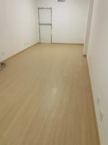 Instalação de Piso Laminado para Lojas e Salas Comerciais - Acabamento Profissional!