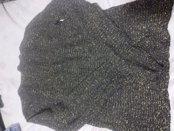Blus Preta com Fios Dourados