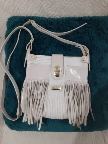 Vendo bolsa de couro, cor off white, semi nova, com alça, da couro fino. Ver descrição.