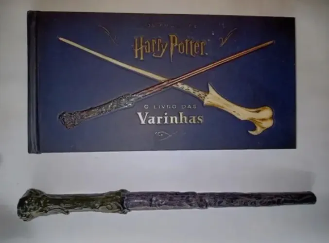 Livro das Varinhas Harry Potter (acompanha varinha de plástico resistente)