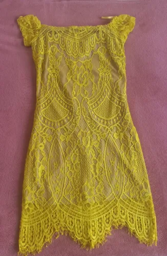 Vestido rendado amarelo
