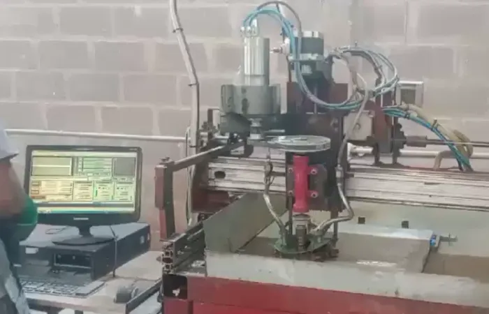 Máquina CNC de Alta Precisão para Trabalhos Secos ou Molhados