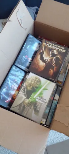 Caixa com vários DVDs