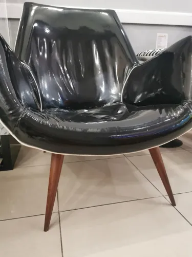 2 Poltronas de Design em Couro Preto