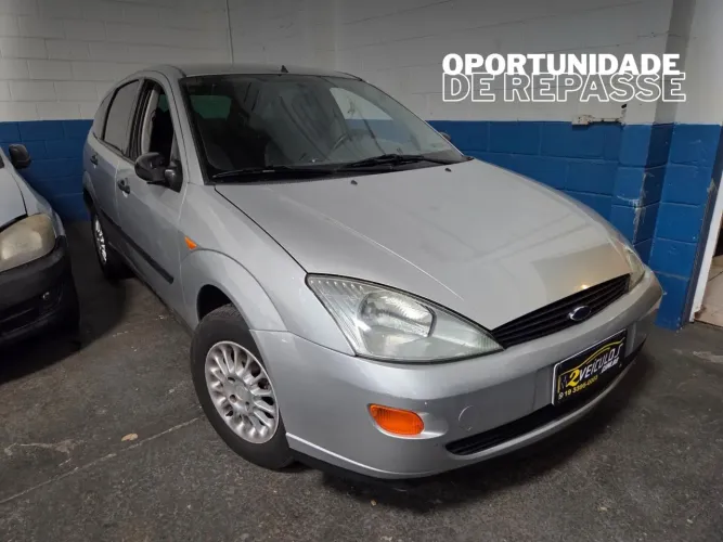Ford Focus 1.8 16V 5P 2001