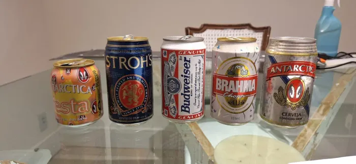 Coleção de Latas de Cerveja Antigas
