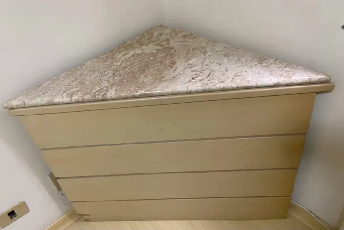 Aparador em mármore e madeira