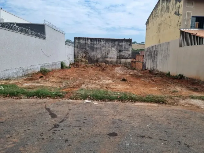 Imóvel para venda possui 300 metros quadrados em Vila Cristina Continuação - Goiânia - GO