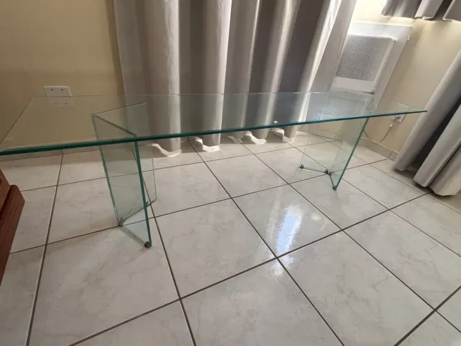 Mesa de vidro e tucanos cromados para prateleiras de vidro