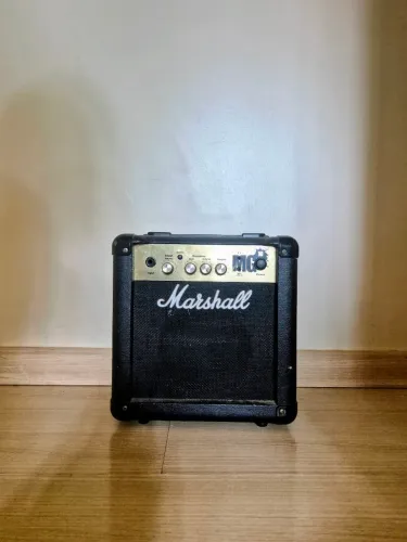 Amplificador Marshall MG10 + adaptador de tomada