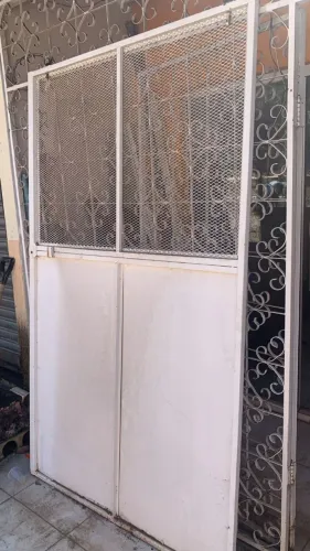 Portão de Ferro usado medindo 1,17 x 2,15 m com roldanas - Desapego