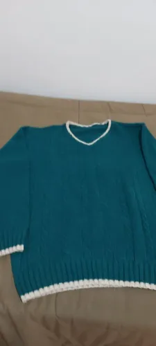 Suéter verde com detalhe em branco