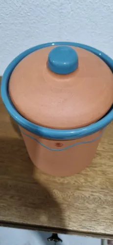 Pote de cerâmica e porcelana com tampa