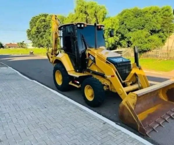 Retroescavadeira Caterpillar 2017