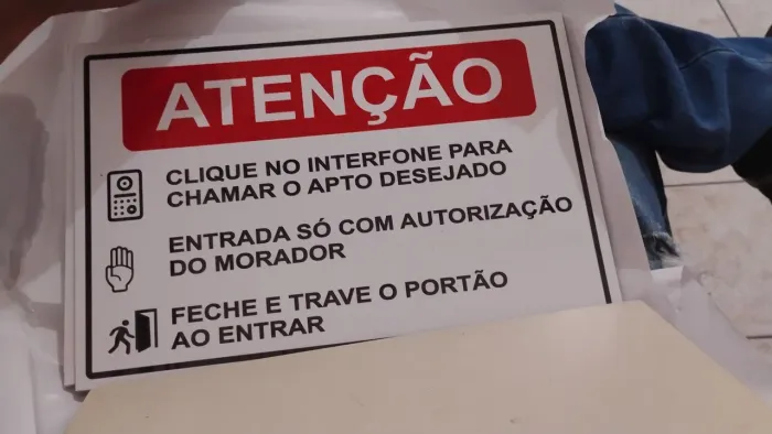 Placa de Atenção para Condomínio