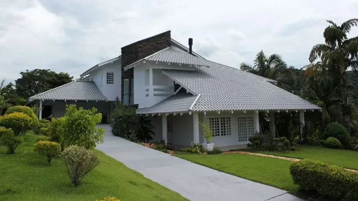 Telhado colonial em Xerém - madeiras e telhas