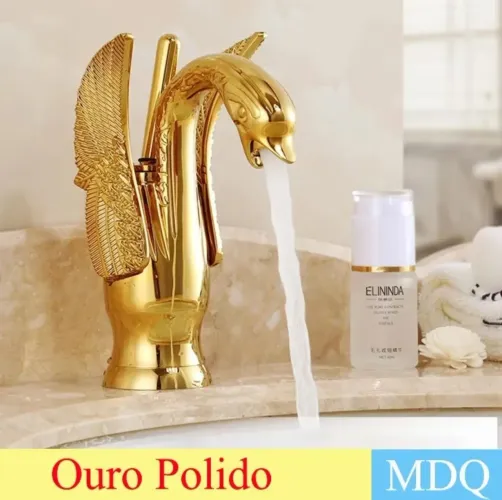 Torneira luxo premium. Dourada forma de cisne.