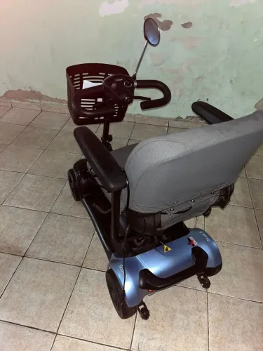 VENDO CADEIRA DE RODAS MOTORIZADA.  