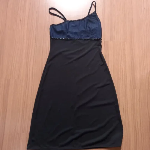 Vestido preto com detalhe azul