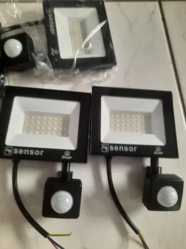 REFLETOR 50w COM SENSOR PRESENÇA LED IP 67 ÓTIMA QUALIDADE PARA INSTALAÇÃO EXTERNA FACHDAS