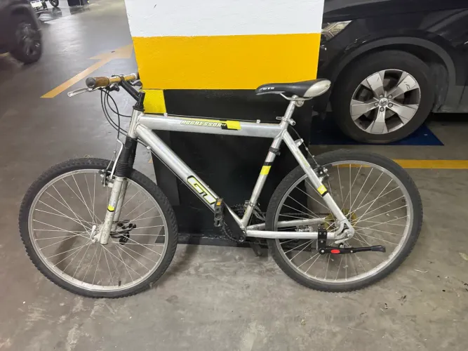 ? Bicicleta de Alumínio Aro 26 - Shimano 21 Marchas - Excelente Estado