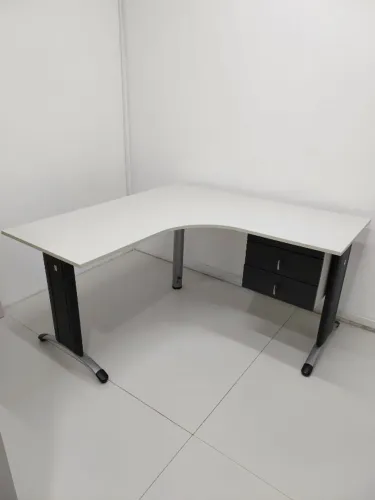Mesa de escritório em L