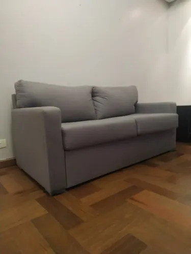 Sofá confortável com cama de casal embutida