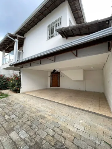 EXCELENTE OPORTUNIDADE CASA À VANDA NO BAIRRO INGÁ, 3 QUARTOS, 4 VAGAS COM PISCINA