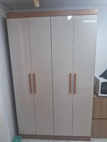 Armário 4 portas, madeira e laminado 