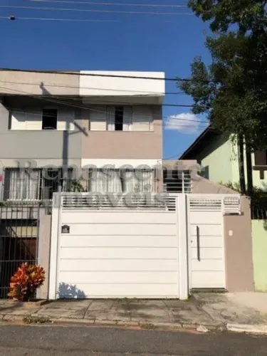 SOBRADO COM SALA DE JANTAR E TV. TRES QUARTOS SENDO UMA SUITE. COZINHA PLANEJADA. LAVABO E