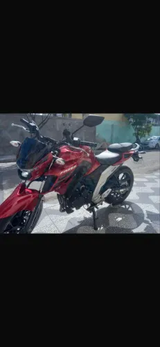 Moto muito nova sem nada pra fazer 