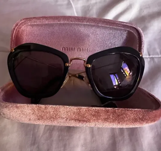 Óculos de sol Miu Miu modelo clássico da marca. Acompanha estojo. Muito pouco uso