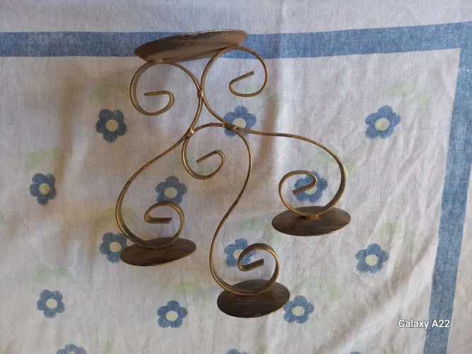 suporte pequeno, para vaso de flores.