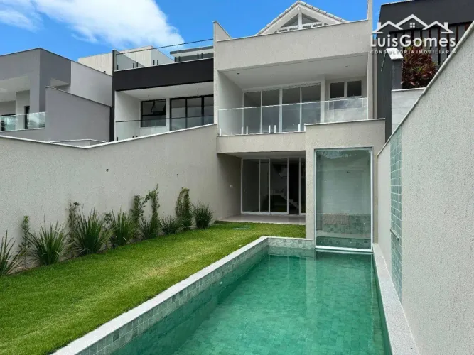 CASA TRIPLEX COM 5 QUARTOS SENDO 5 SUÍTES NO CONDOMÍNIO RIO MAR NA BARRA DA TIJUCA .
