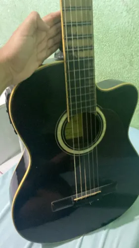 Violão em bom estado