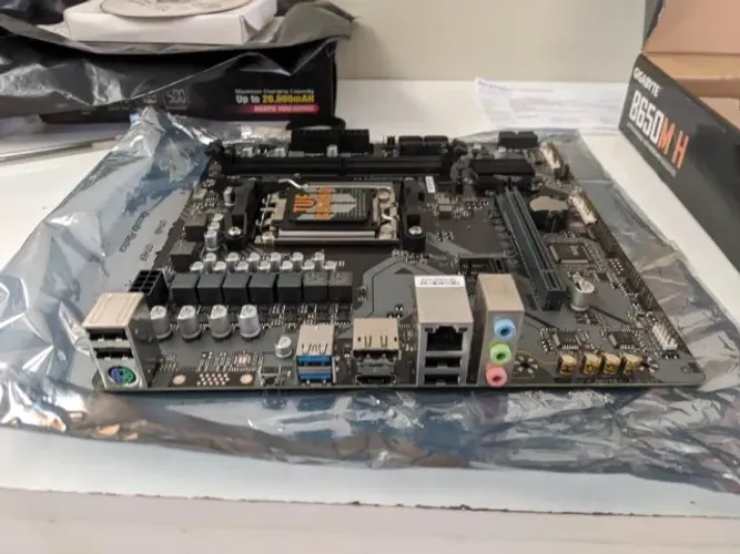 Placa Mae Gigabyte B650M DDR5 AM5 caixa espelho perfeita