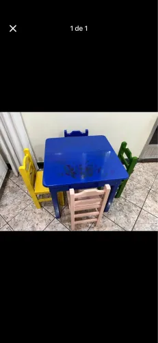 Mesinha infantil com 4 cadeiras
